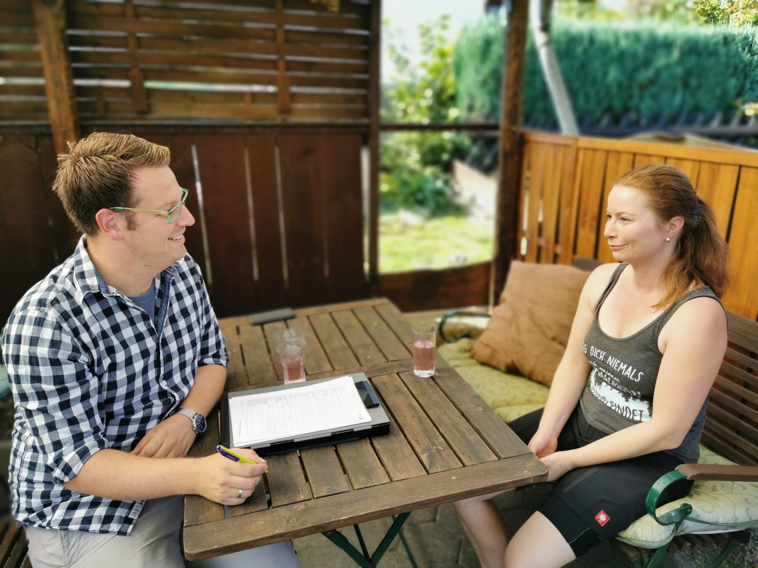 Martin sitzt mit einer Kundin am Tisch und bespricht die ersten Schritte